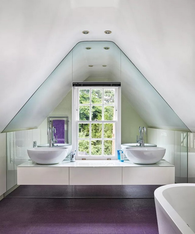 Ванна кімната з великою дзеркальною стіною за подвійним умивальником