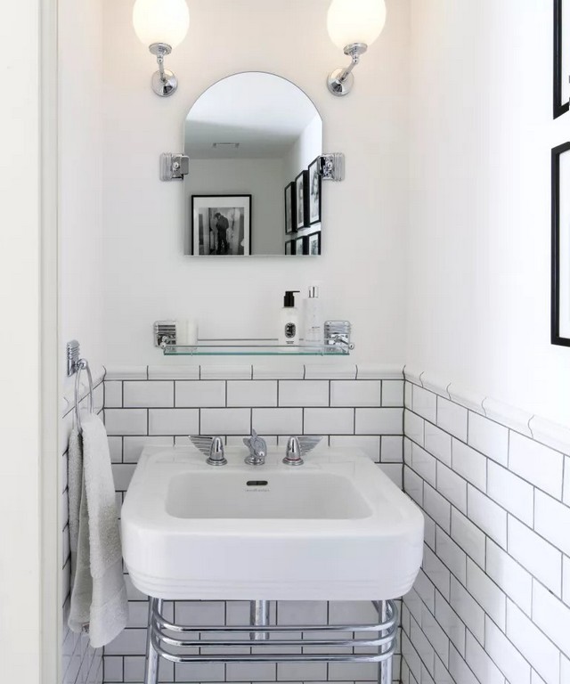 Ідеї ​​для маленьких ванних кімнат із зображенням невеликої раковини перед маленькою білою плиткою метро на стіні