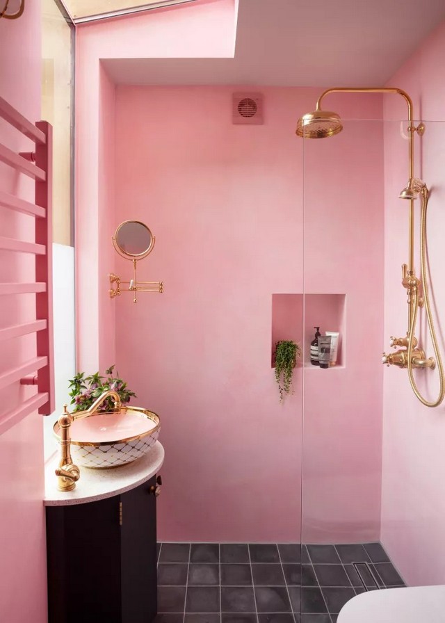 Рожева душова кімната з гіпсовими стінами та латунною фурнітурою