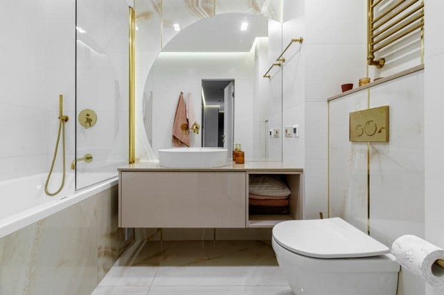 Ванна кімната з мармуром і золотом