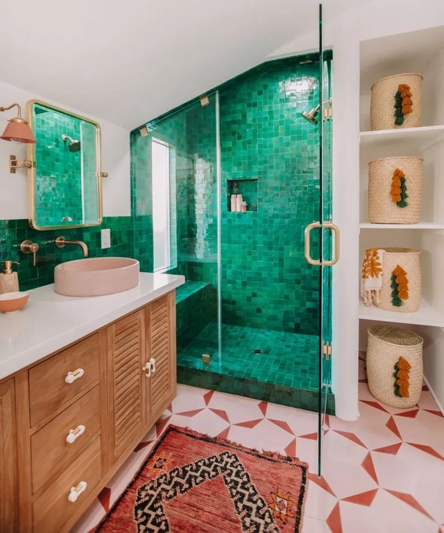 Маленька ванна кімната з душовою кабіною, викладеною зеленою мозаїкою
