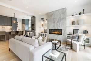 Інтер'єр вітальні з каміном