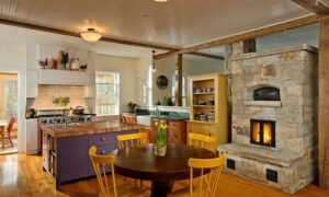 Кухня вітальня з каміном у заміському будинку