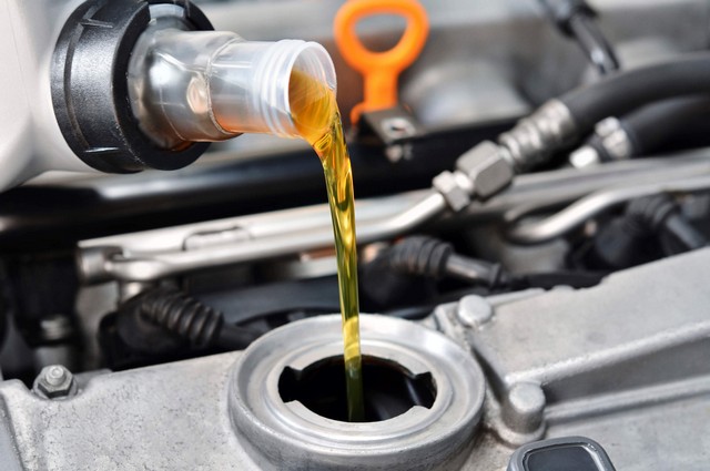 Коли потрібно робити заміну оливи у двигуні?