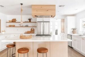 Сучасна кухня з білого дерева 2023