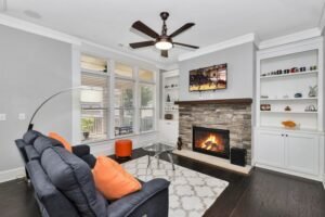 Інтерєр вітальні з каміном