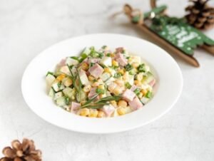 Новорічний салат з шинкою та кукурудзою