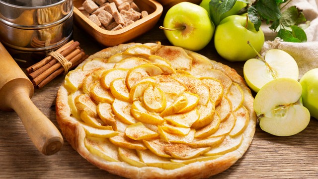 Яблучний пиріг на тонкому тісті