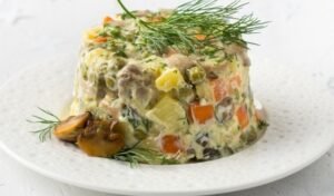 Вегетаріанське олів'є з грибами на новорічний стіл