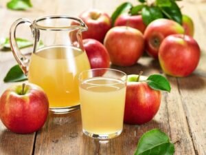 Домашній ароматний яблучний компот