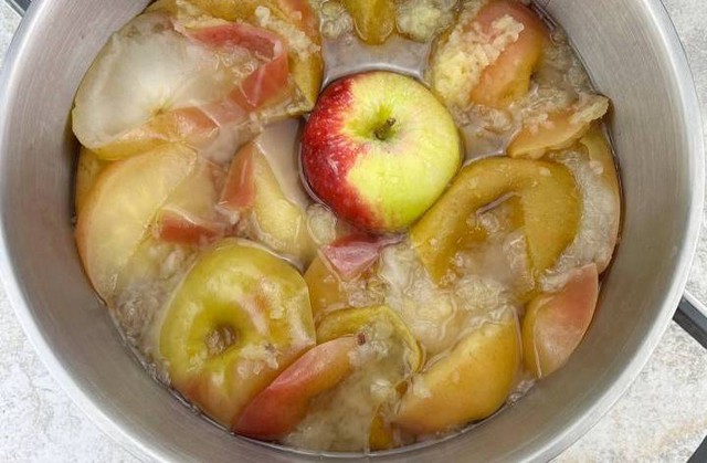 Домашній ароматний яблучний компот