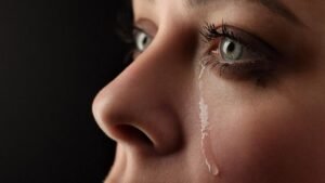 Чому сльозяться очі?