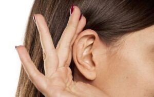 Чому сверблять вуха всередині