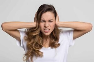 Чому шумить у вухах?