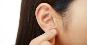 Чому лущиться шкіра на вухах
