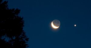 Чому Місяць світиться: погляд на його яскраве загадкове сяйво