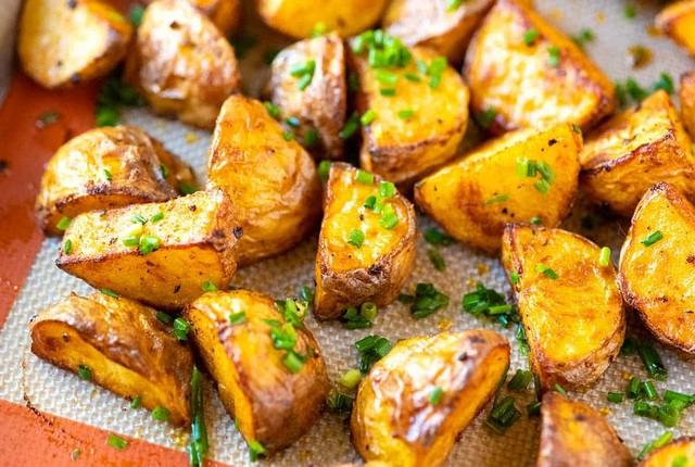 Як смачно приготувати картоплю в духовці?