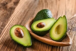 Чому плоди авокадо швидко чорніють?