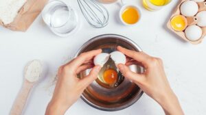 Чому при випічці важливо додавати яйця по одному?