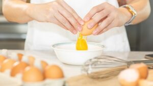 Чому яйця краще розбивати в окрему миску, а не безпосередньо в тісто?