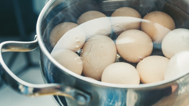 Чому яйця тріскаються під час варіння?