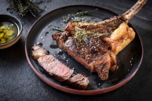 Чому готування м'яса на кістці може покращити його смак?