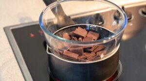 Чому шоколад треба топити на водяній бані?