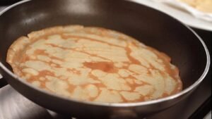 Чому млинці прилипають до сковороди?