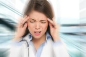 Чому дзвенить у вухах?