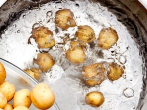 Чому картопля виходить твердою після варіння?